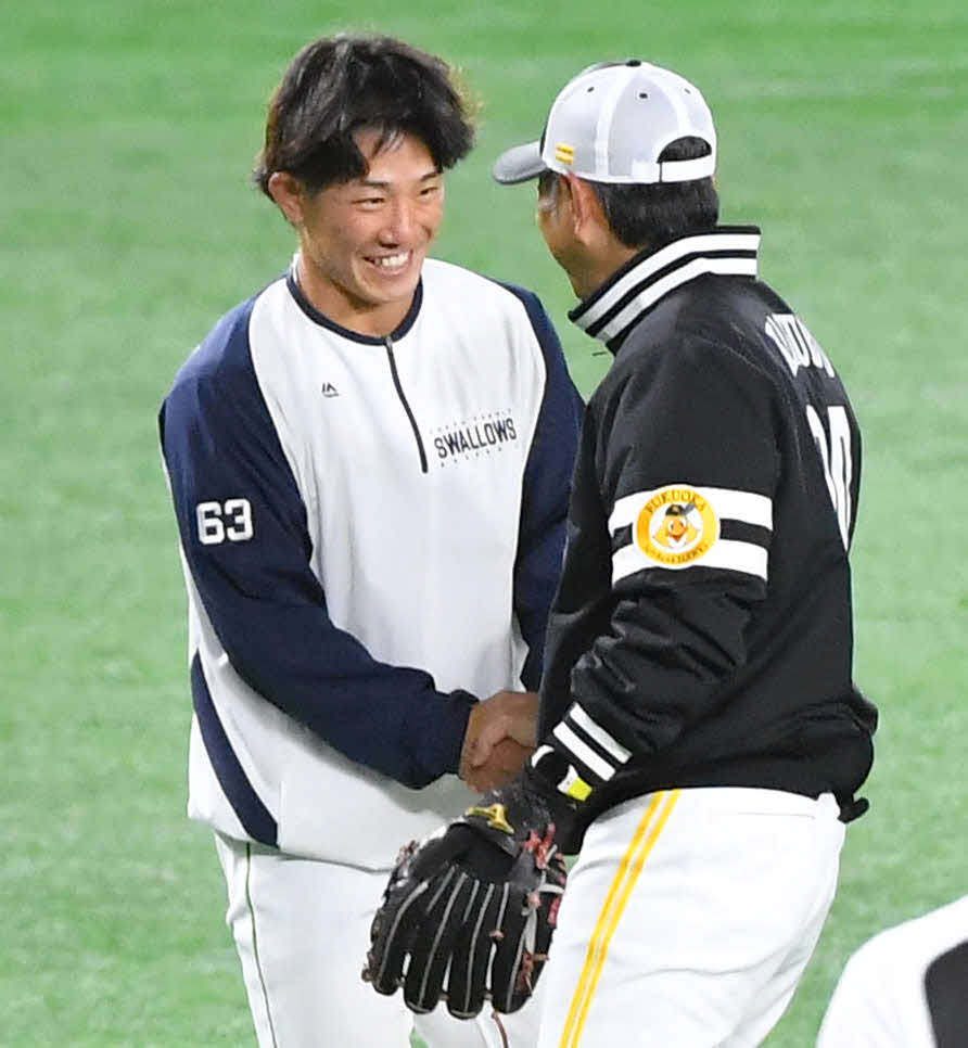 ソフトバンク対ヤクルト　試合前、ソフトバンク小久保監督（右）にあいさつするヤクルト増田（撮影・岩下翔太）