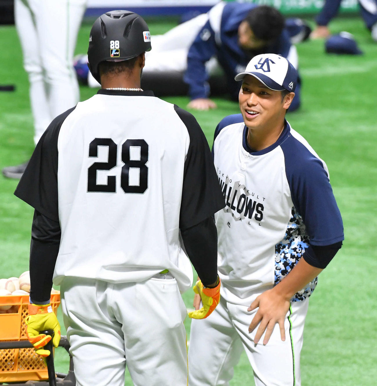 ソフトバンク対ヤクルト　試合前、ソフトバンクのウォーカー（左）と話すヤクルト北村（撮影・岩下翔太）