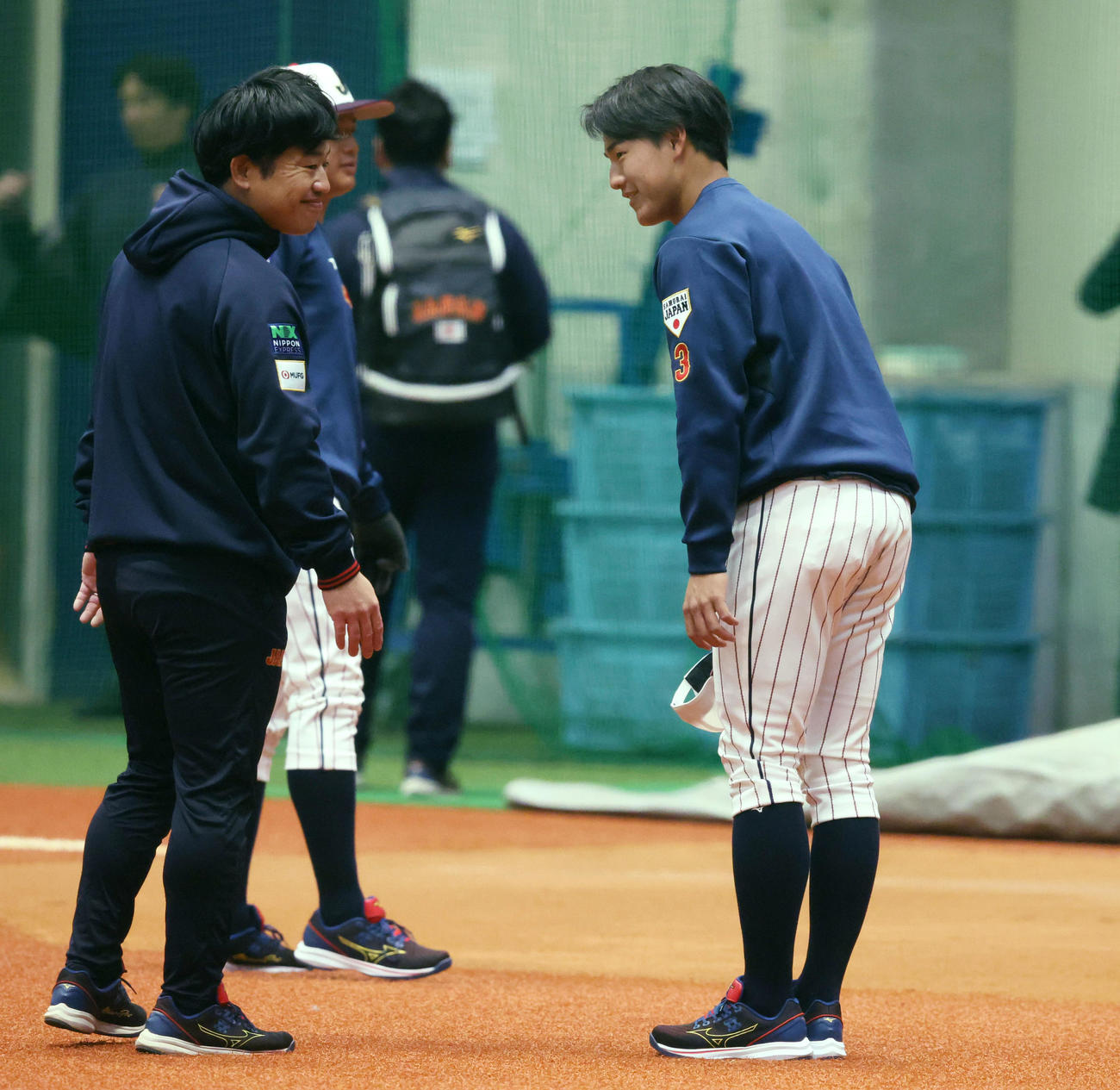 室内練習場に入って関係者へあいさつする西川（右）（撮影・加藤哉）