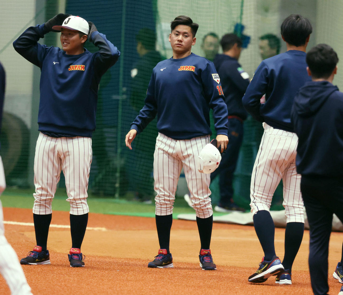 室内練習場に集まる左から中村、金丸、西川（撮影・加藤哉）