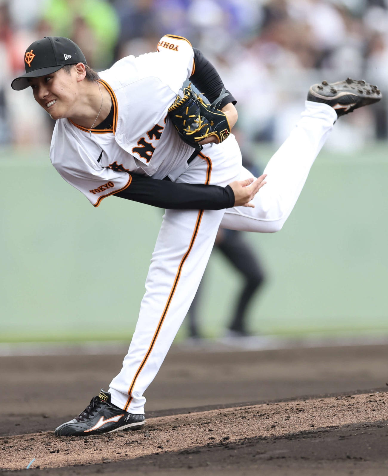 2月25日、ヤクルト戦で巨人2番手で登板する京本