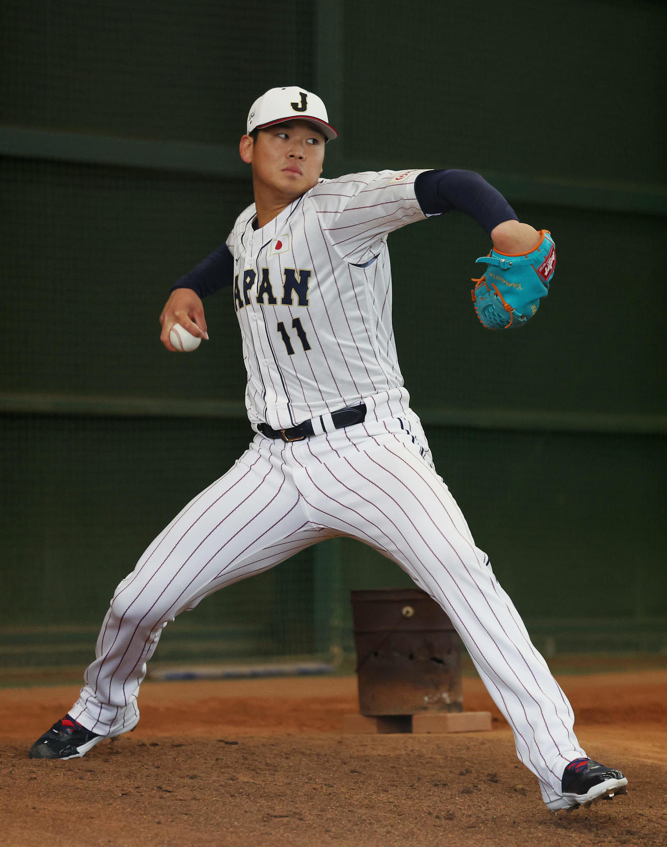 ブルペンで投球練習する山下（撮影・前田充）