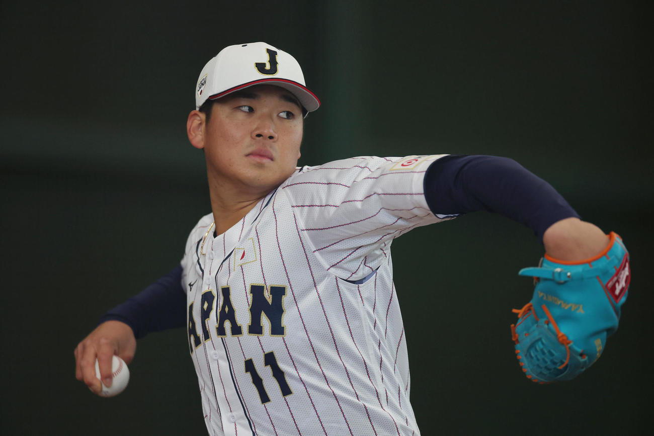ブルペンで投球練習する山下（撮影・前田充）
