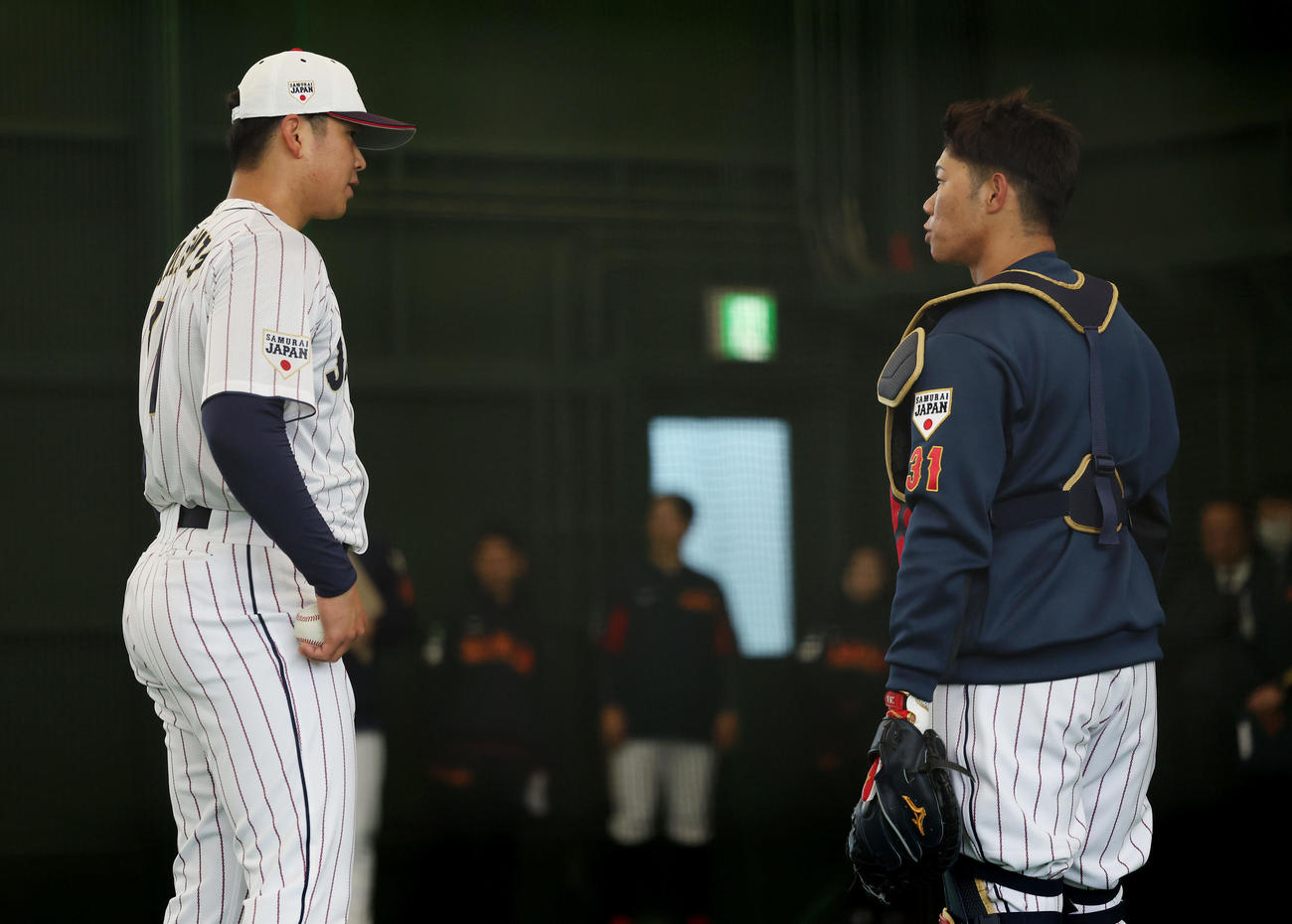 投球練習を終え受けた坂倉（右）と言葉を交わす山下（撮影・前田充）