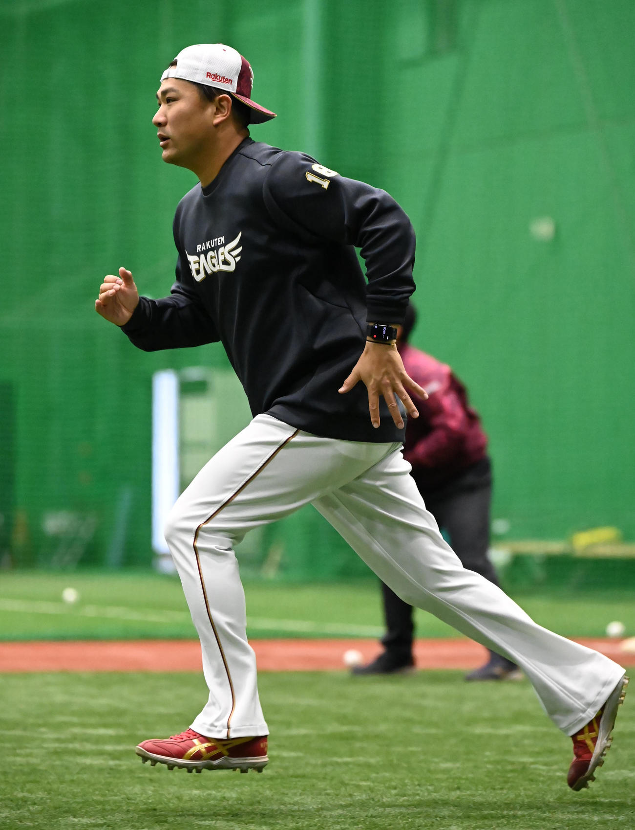ダッシュをする田中将（撮影・石井愛子）