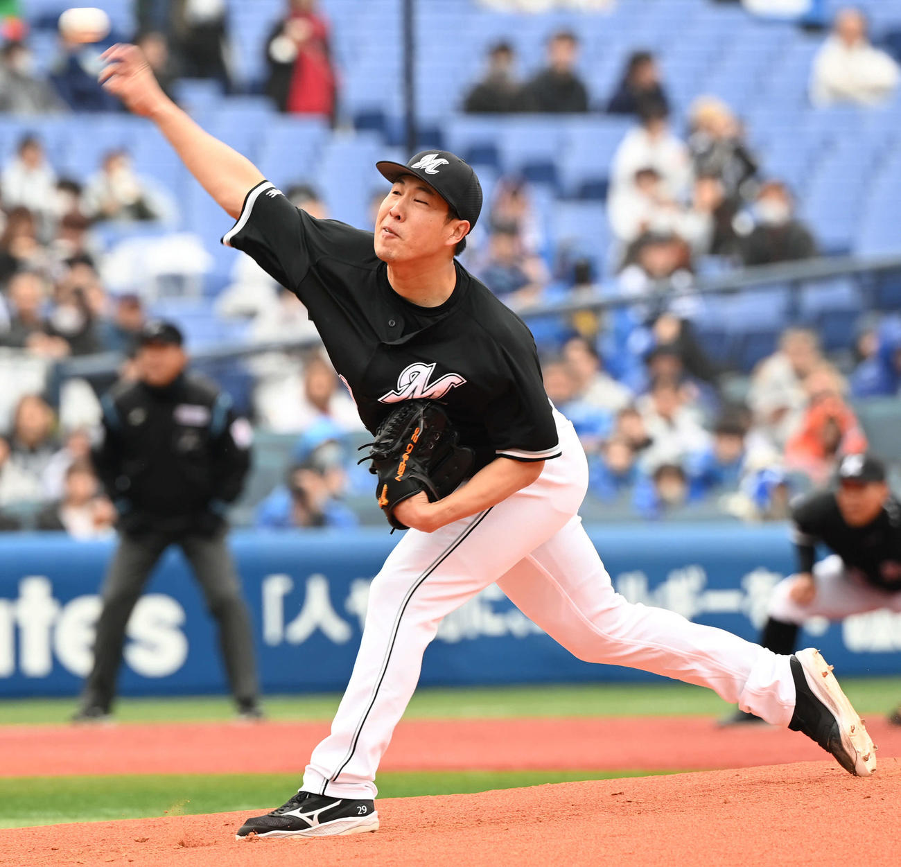 DeNA対ロッテ　力投するロッテ先発の西野（撮影・山崎安昭）