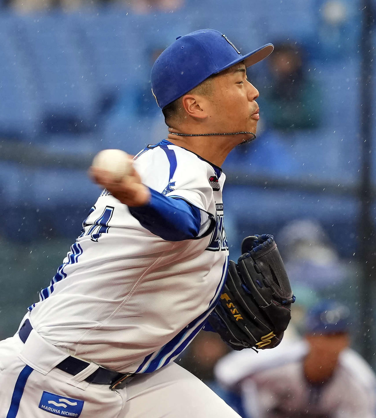 DeNA対ロッテ　8回からマウンドに上がったDeNA松本凌（撮影・たえ見朱実）