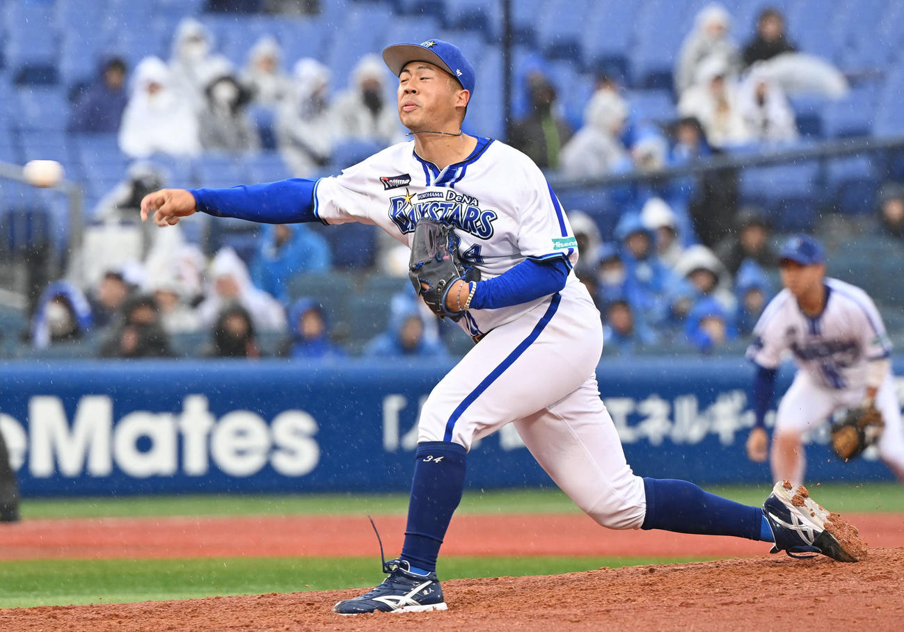 DeNA対ロッテ　DeNA5番手で登板する松本凌（撮影・山崎安昭）