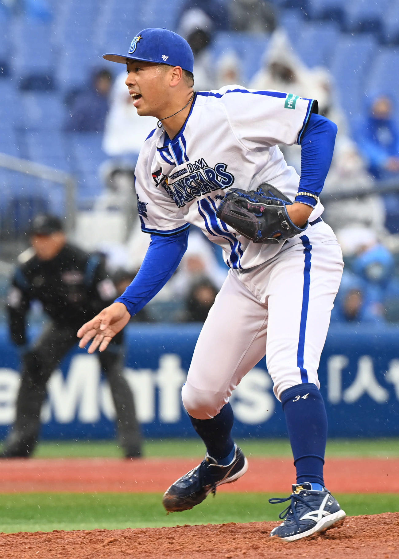 DeNA対ロッテ　DeNA5番手で登板する松本凌（撮影・山崎安昭）