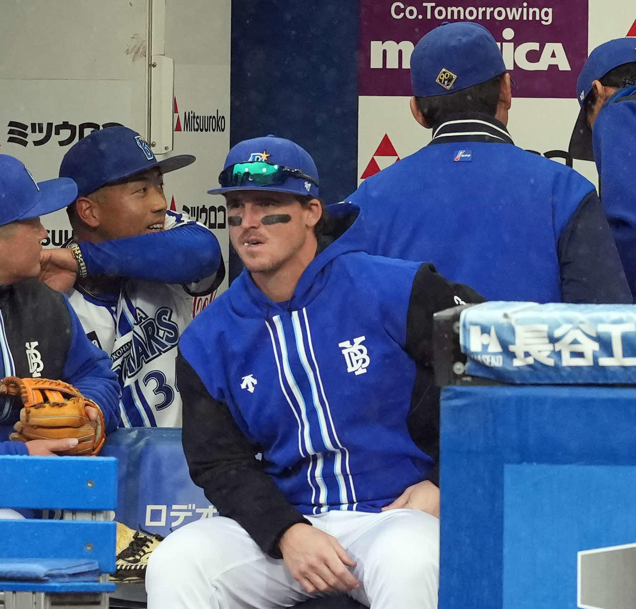 DeNA対ロッテ　8回からマウンドに上がり好投したDeNA松本凌（左から2人目）は三浦監督から声をかけられる（撮影・たえ見朱実）