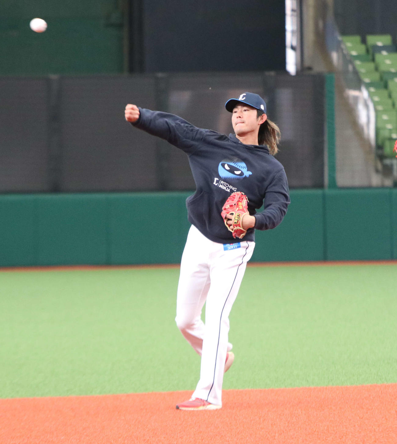 キャッチボールする西武今井（撮影・山崎純一）