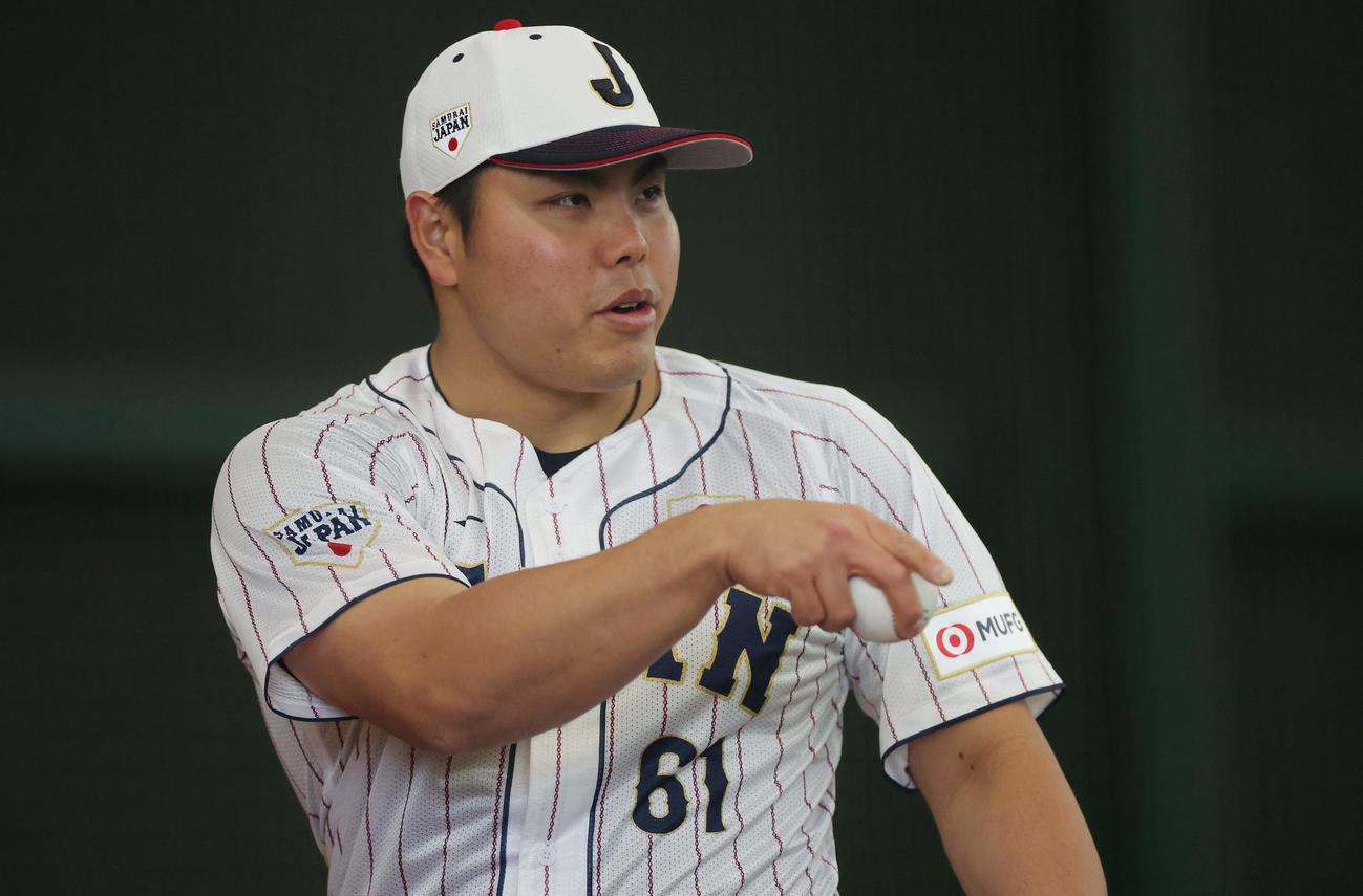 ブルペンで投球練習する平良（撮影・前田充）