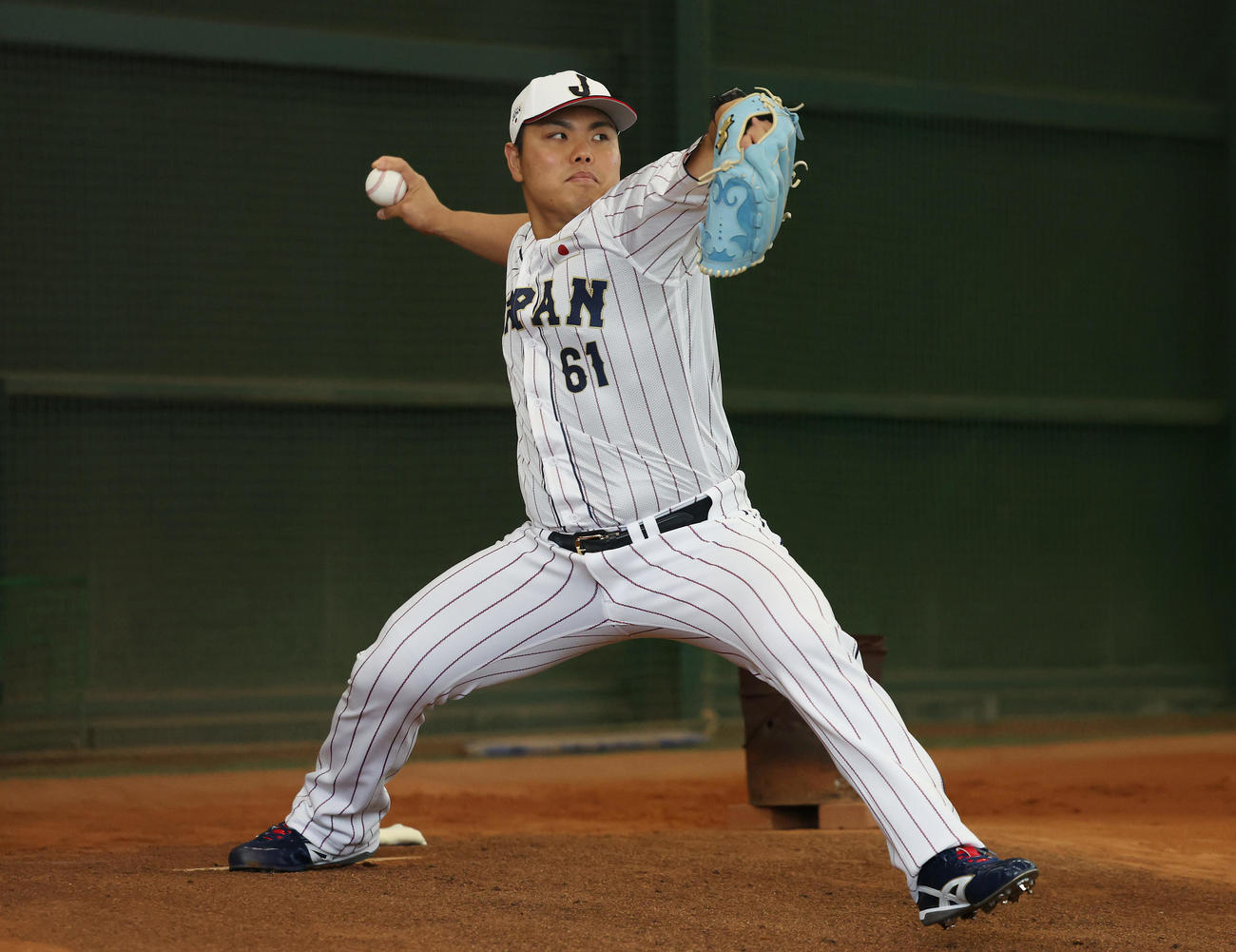 ブルペンで投球練習する平良（撮影・前田充）