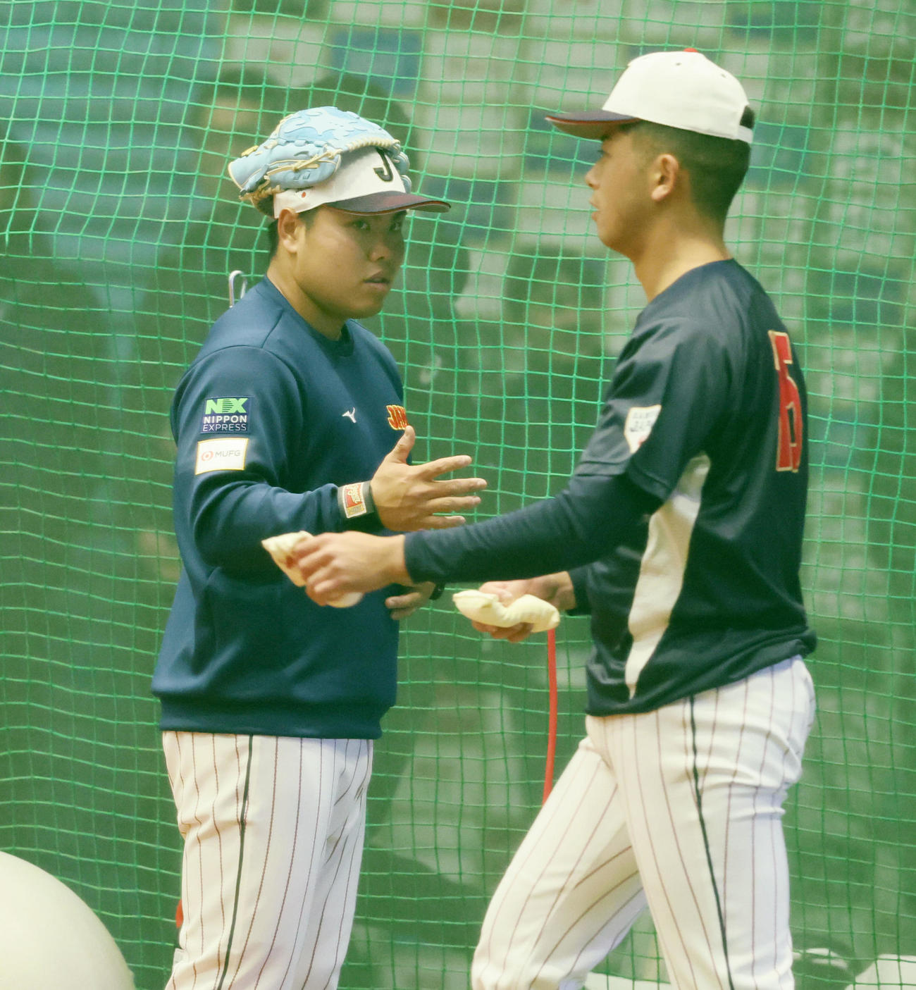 頭にグラブを乗せてゴムを引っ張る平良（撮影・加藤哉）