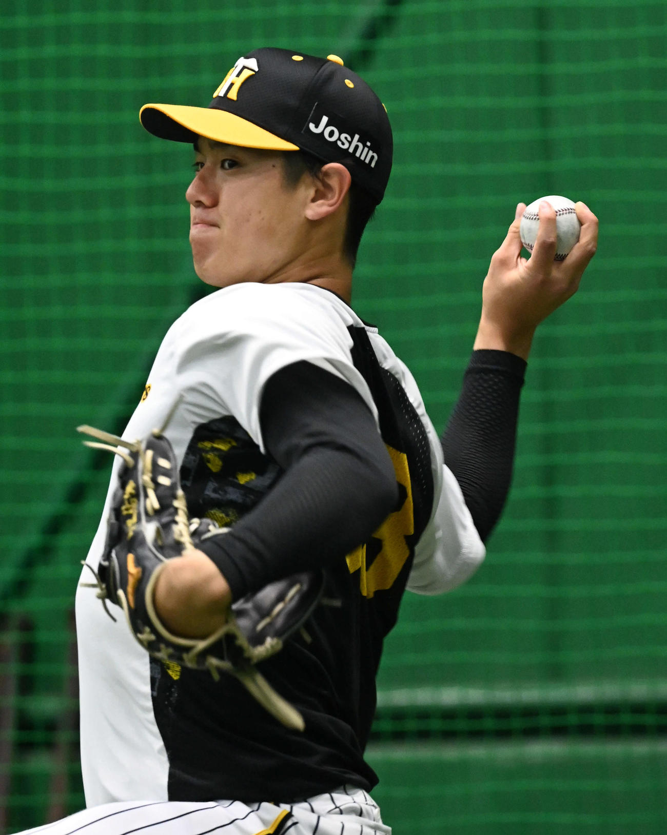 キャッチボールを行う阪神石黒（撮影・前岡正明）