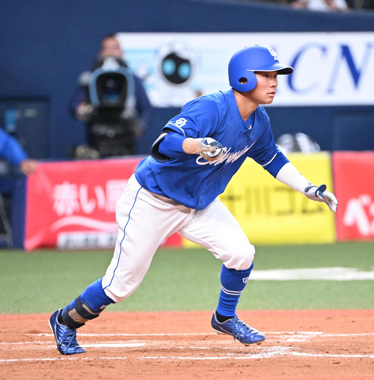 オリックス対中日　8回表中日1死満塁、一塁線を破る適時三塁打を放つ村松（撮影・和賀正仁）