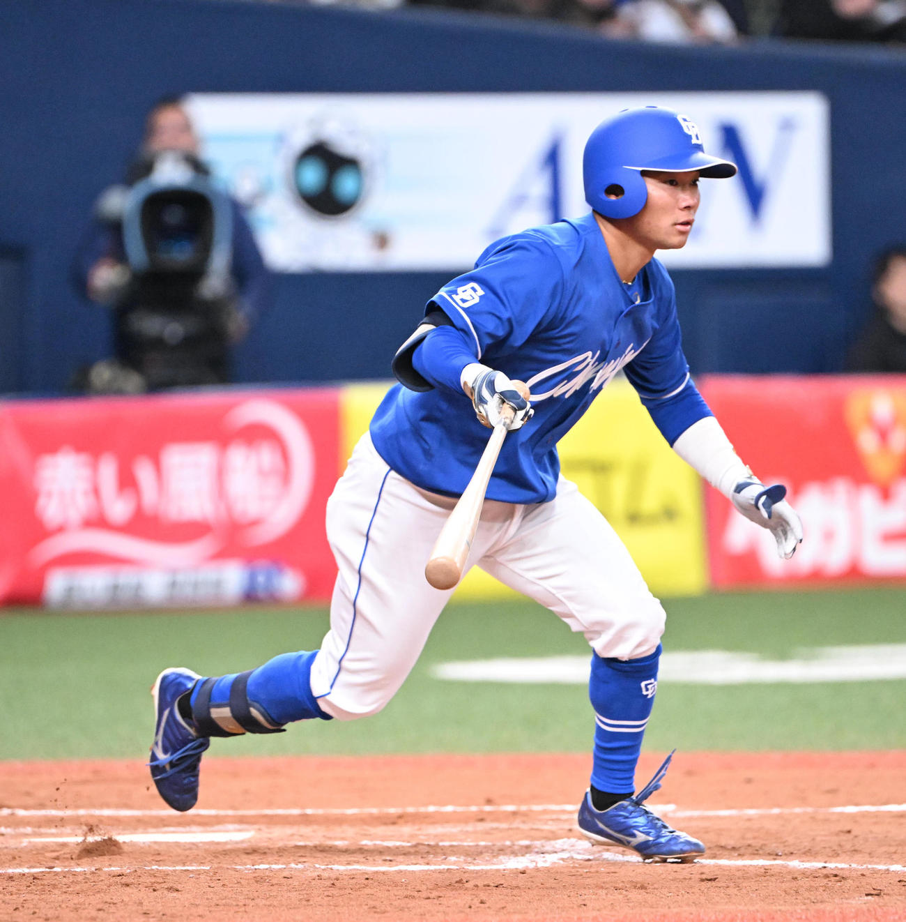 オリックス対中日　8回表中日1死満塁、一塁線を破る適時三塁打を放つ村松（撮影・和賀正仁）