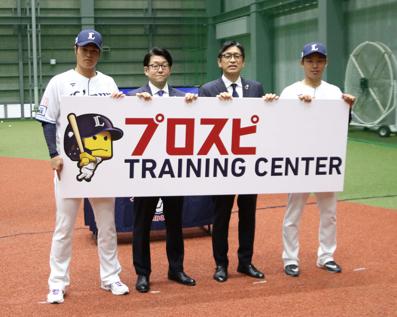 室内練習場の命名イベントに出席した西武甲斐野（左から1人目）と水上（左から4人目）。左から2人目はコナミデジタルエンタテインメント山本執行役員、同3人目は西武奥村社長（撮影・山崎純一）