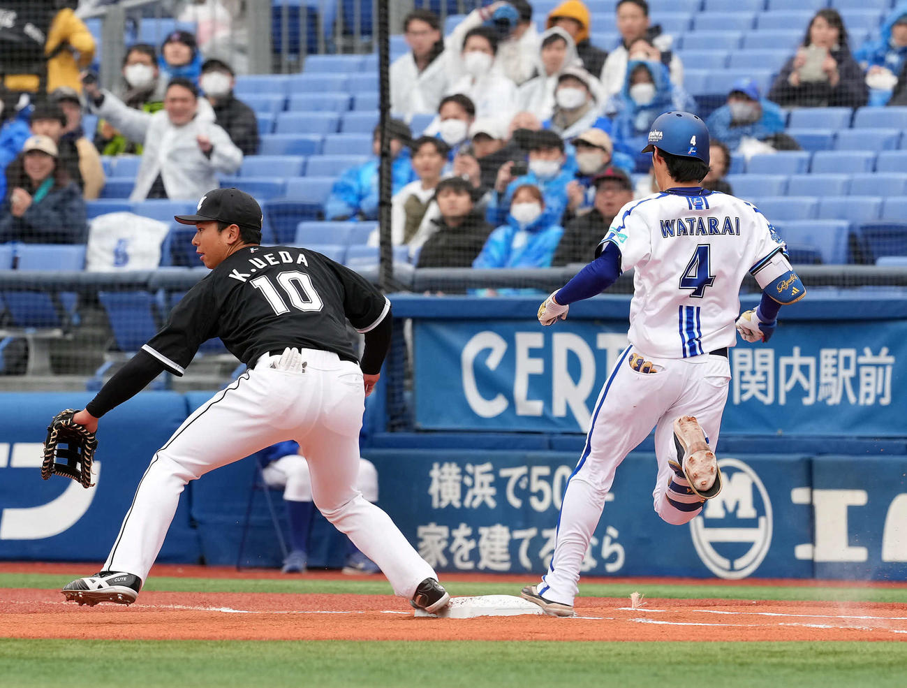 DeNA対ロッテ　1回裏DeNA無死、二塁内野安打を放った度会（撮影・たえ見朱実）