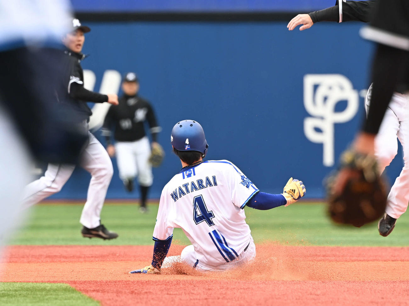 DeNA対ロッテ　1回裏DeNA無死一塁、度会は二塁盗塁を決める（撮影・山崎安昭）