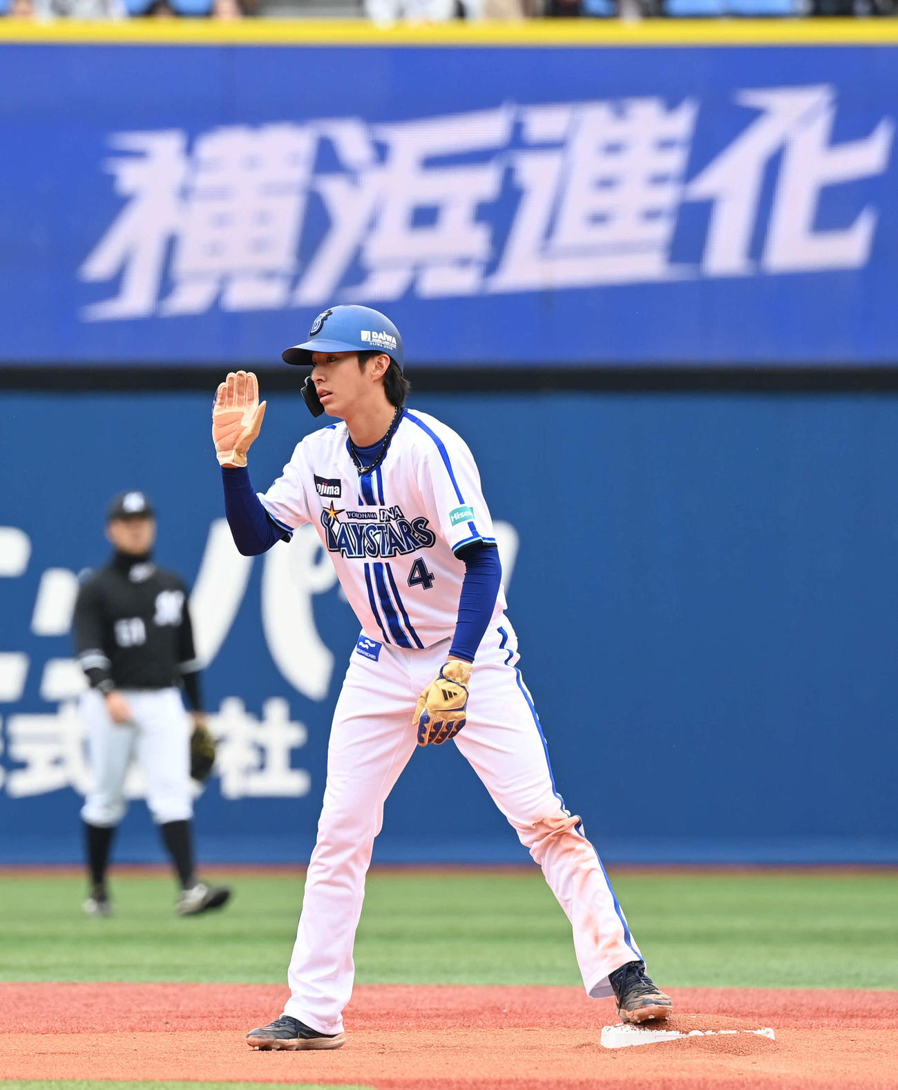 DeNA対ロッテ　1回裏DeNA無死一塁、二塁盗塁に成功した度会（撮影・山崎安昭）
