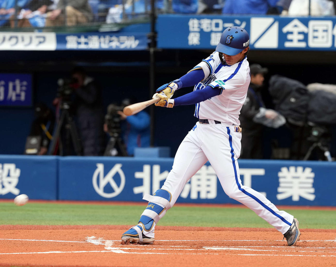 DeNA対ロッテ　1回裏DeNA無死、二塁内野安打を放つ度会（撮影・たえ見朱実）
