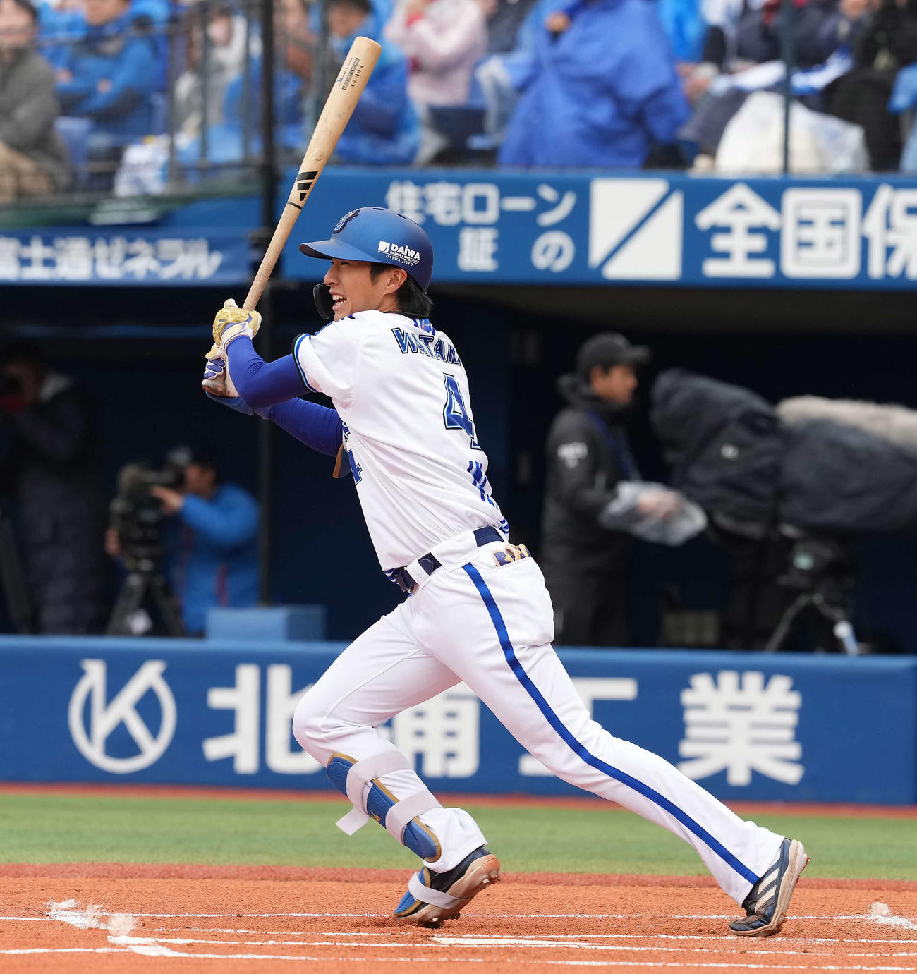 DeNA対ロッテ　1回裏DeNA無死、二塁内野安打を放つ度会（撮影・たえ見朱実）