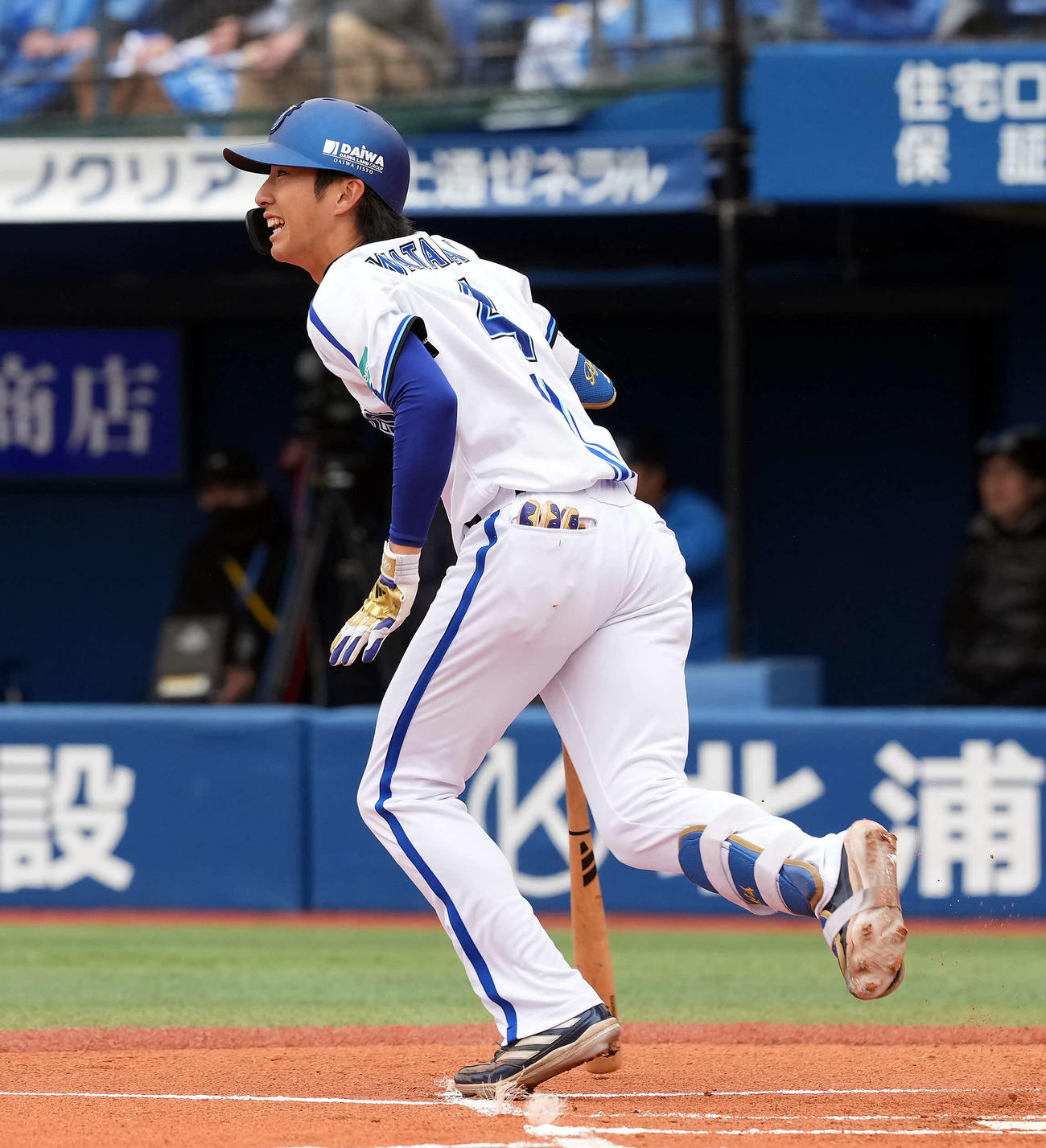 DeNA対ロッテ　1回裏DeNA無死、二塁内野安打を放った度会（撮影・たえ見朱実）
