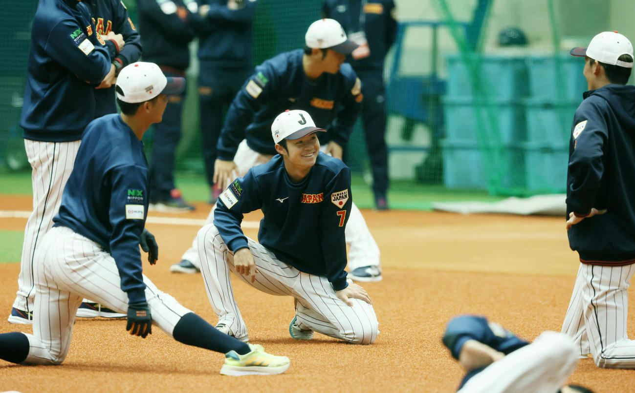 ウオーミングアップで宗山（左）源田（右）と談笑する中野（撮影・加藤哉）