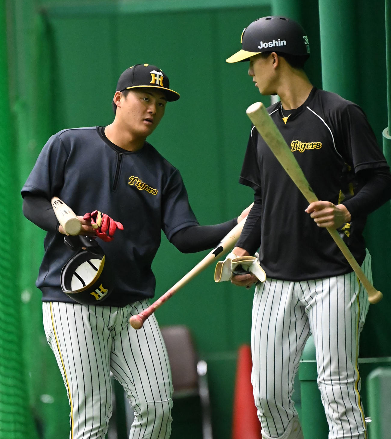 練習後に話す前川（左）と小幡（撮影・石井愛子）