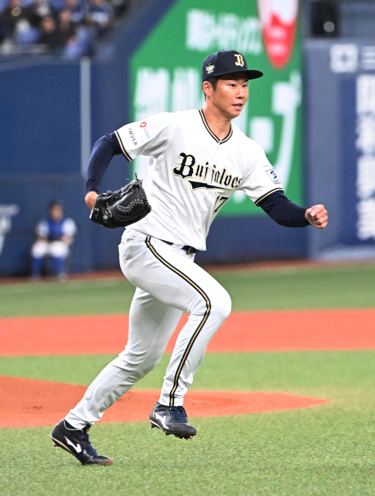 オリックス対中日　1回表中日2死、細川成也の打球で一塁ベースカバーに走る曽谷（撮影・和賀正仁）