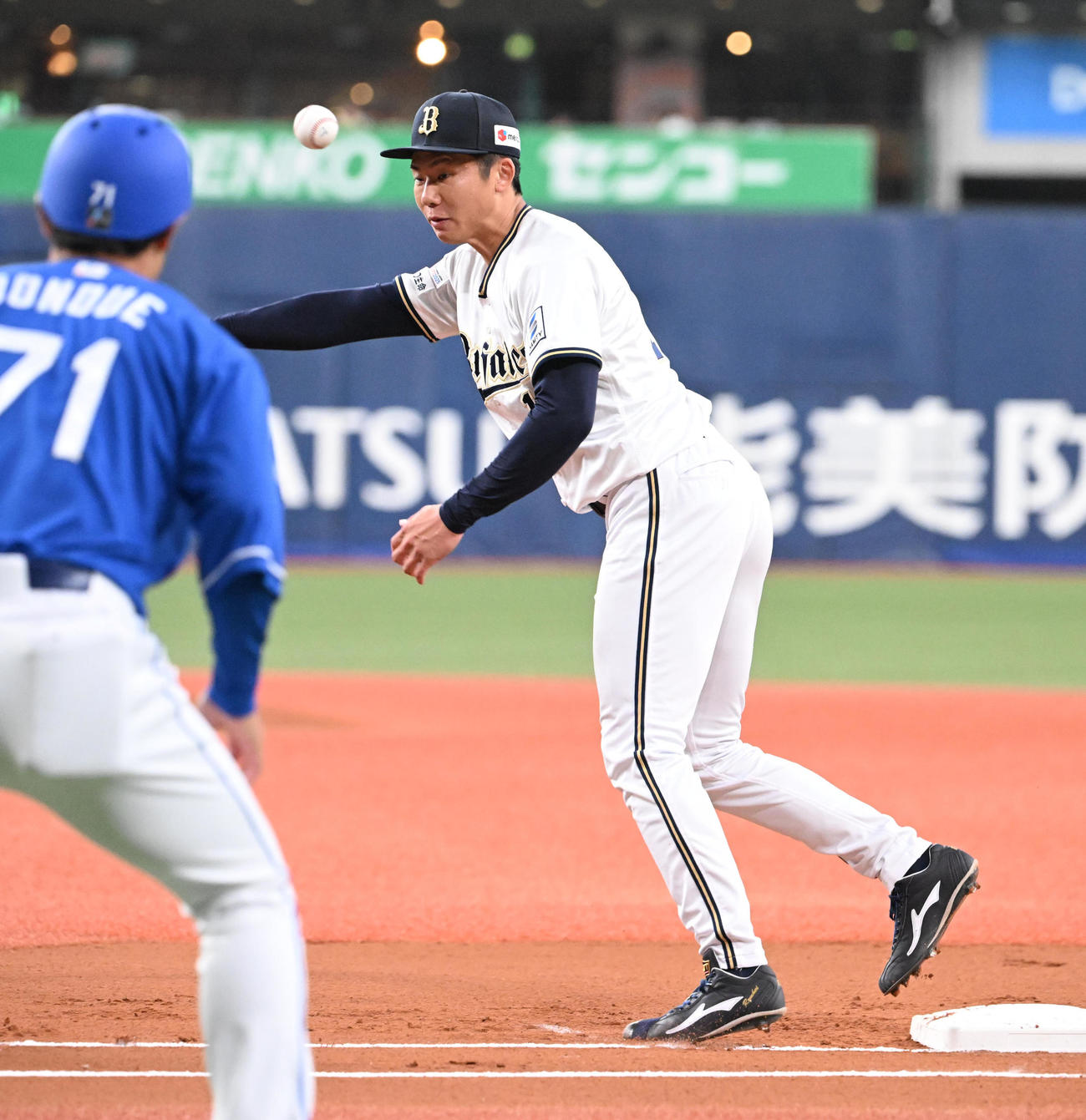 オリックス対中日　1回表中日2死、細川の打球で一塁ベースカバーに走った曽谷だが一塁手頓宮が悪送球（撮影・和賀正仁）