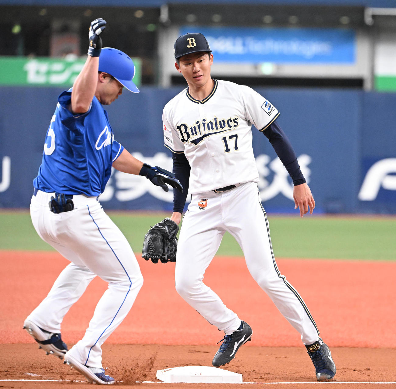オリックス対中日　1回表中日2死、細川の打球で一塁ベースカバーに走った曽谷だが一塁手頓宮が悪送球（撮影・和賀正仁）