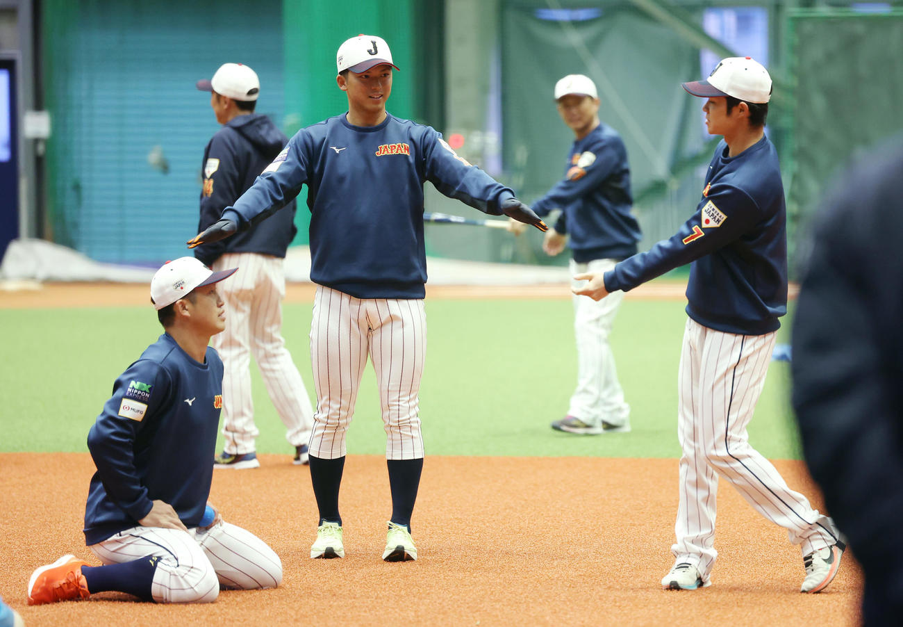 練習開始前に言葉を交わす、左から小園、宗山、中野（撮影・前田充）