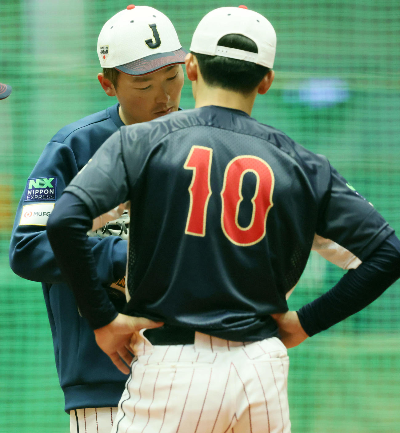 宗山（右）のグラブを見る源田（撮影・加藤哉）