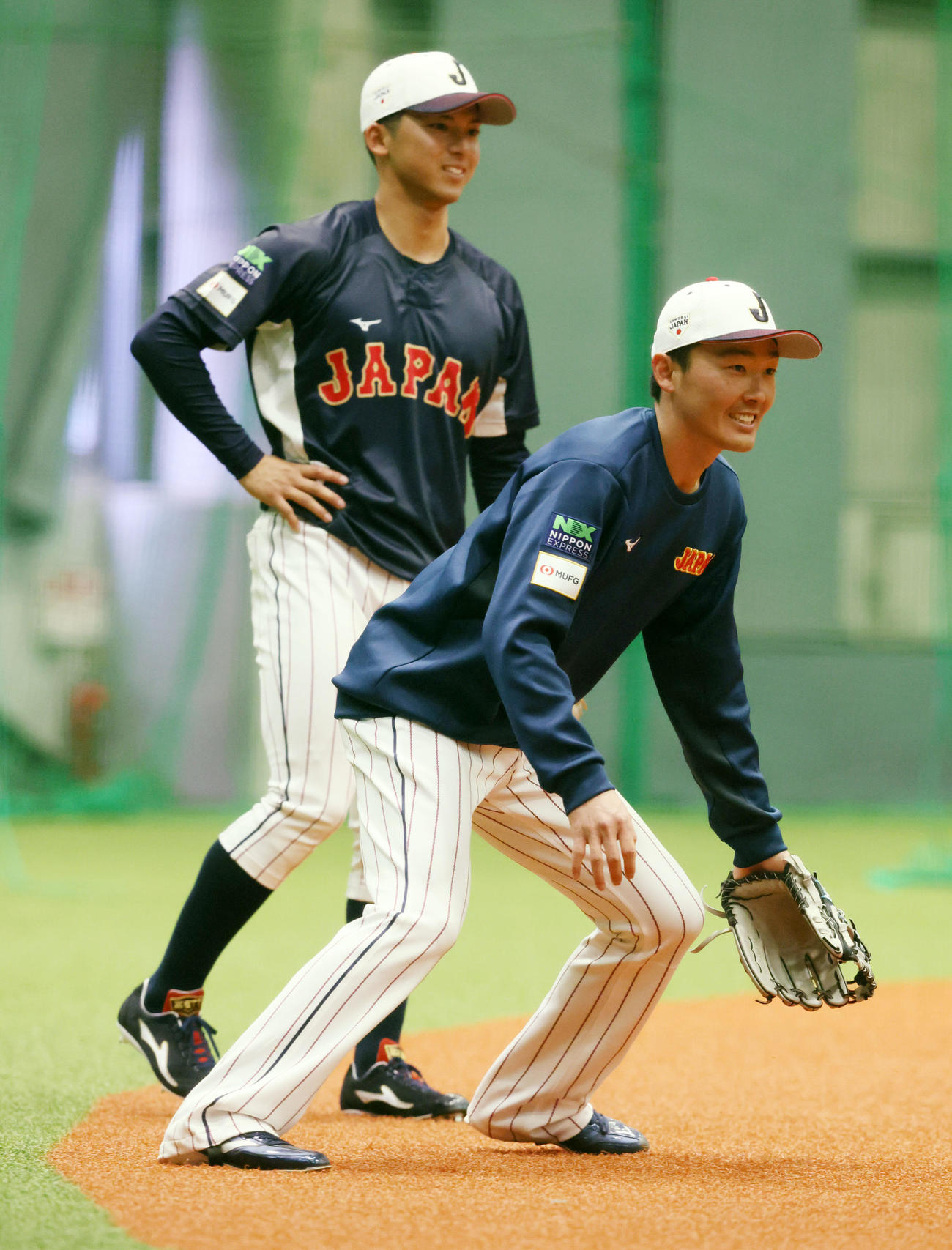 守備練習する源田、左は宗山（撮影・加藤哉）