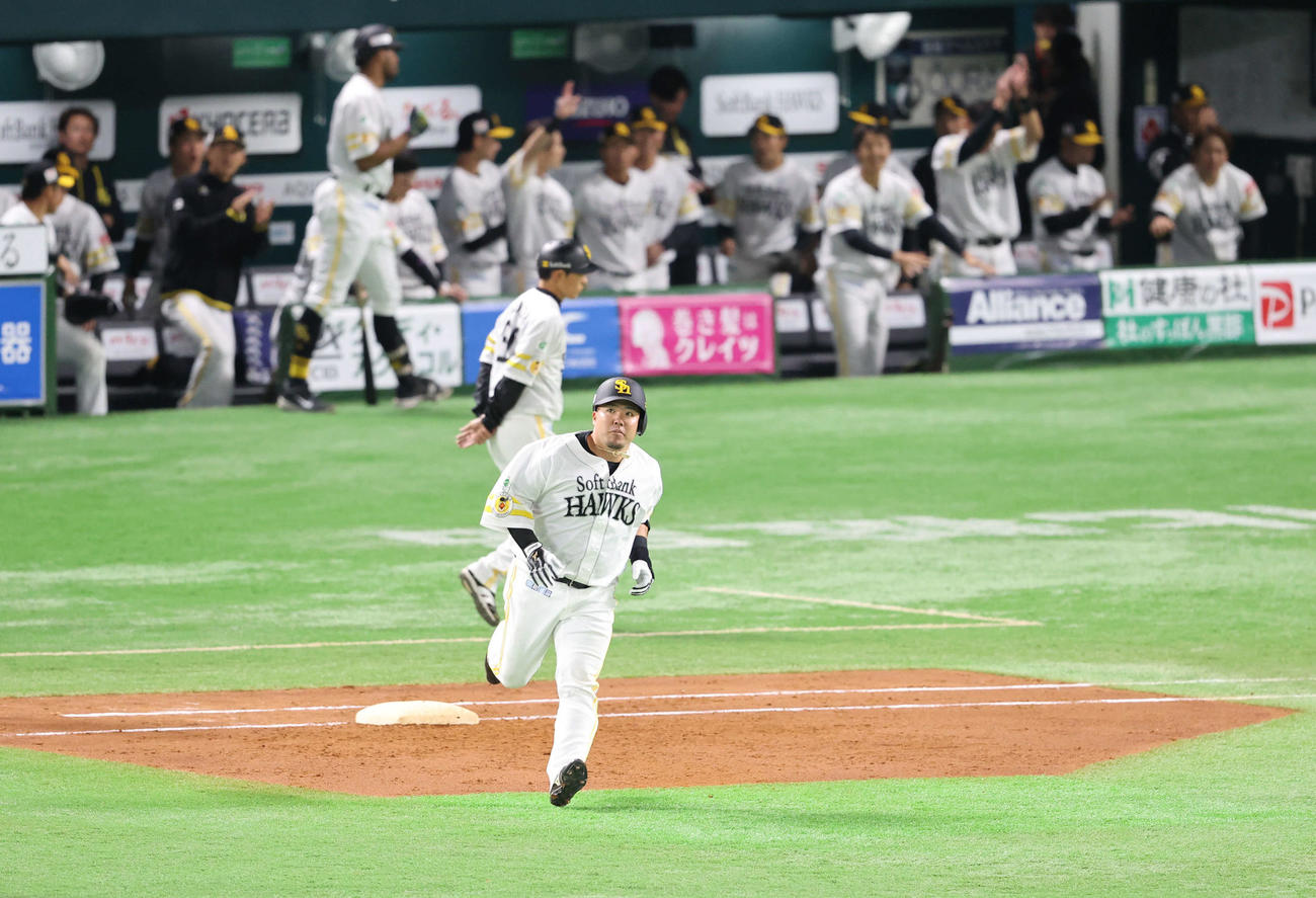 ソフトバンク対ヤクルト　4回裏ソフトバンク1死、山川は中越え本塁打を放つ、盛り上がるナイン（撮影・梅根麻紀）