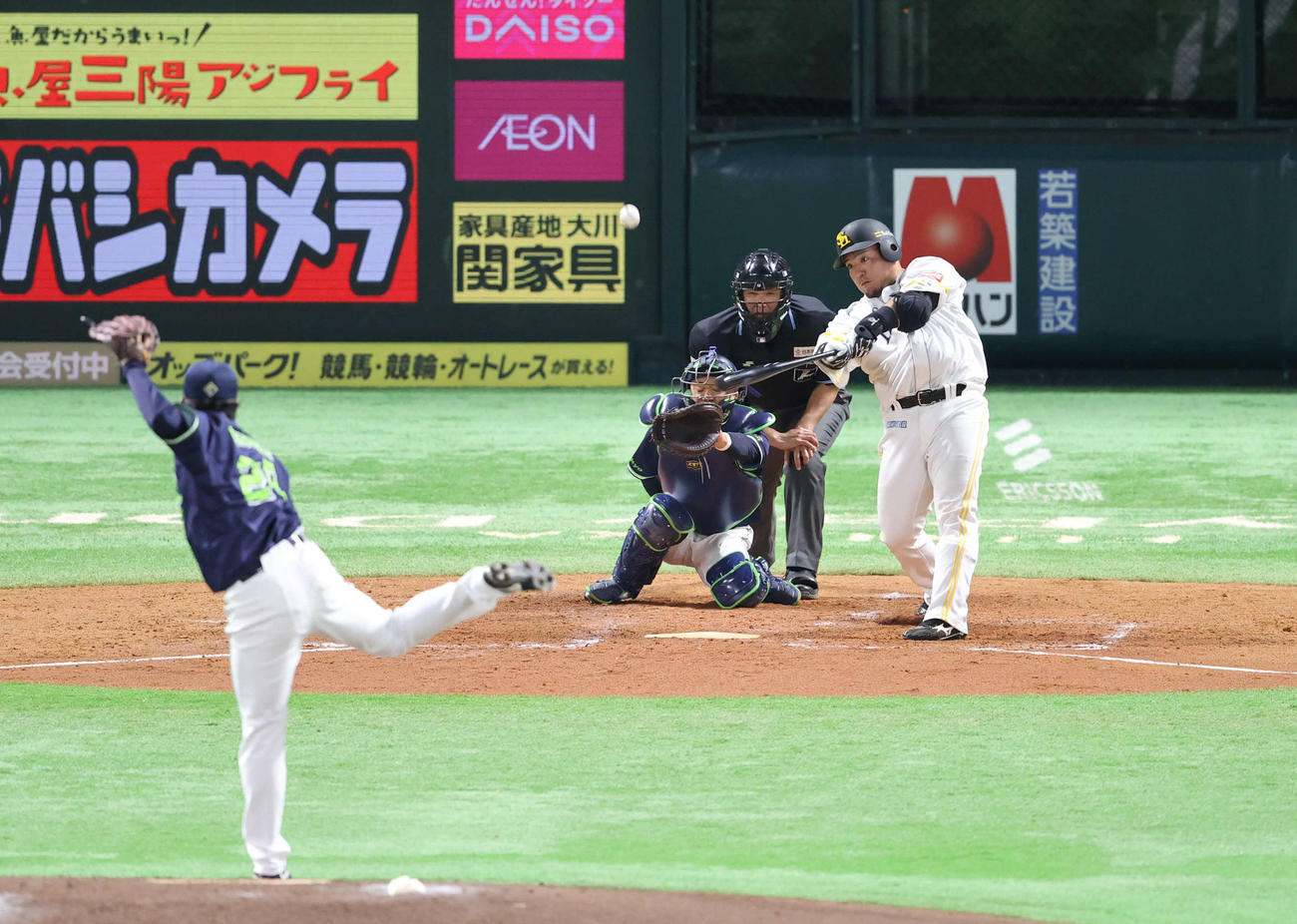 ソフトバンク対ヤクルト　4回裏ソフトバンク1死、山川は中越え本塁打を放つ（撮影・梅根麻紀）