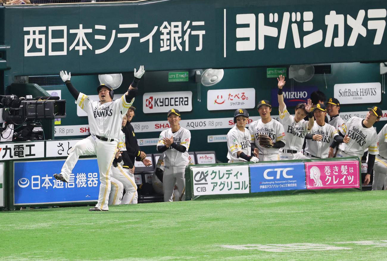 ソフトバンク対ヤクルト　4回裏ソフトバンク1死、山川は中越え本塁打を放ちポーズを決める（撮影・梅根麻紀）