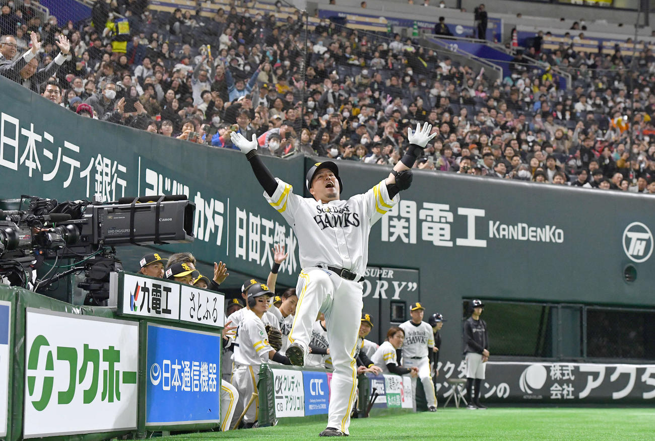 ソフトバンク対ヤクルト　4回裏ソフトバンク1死、中越え本塁打を放ち、どすこいポーズを決める山川（撮影・岩下翔太）