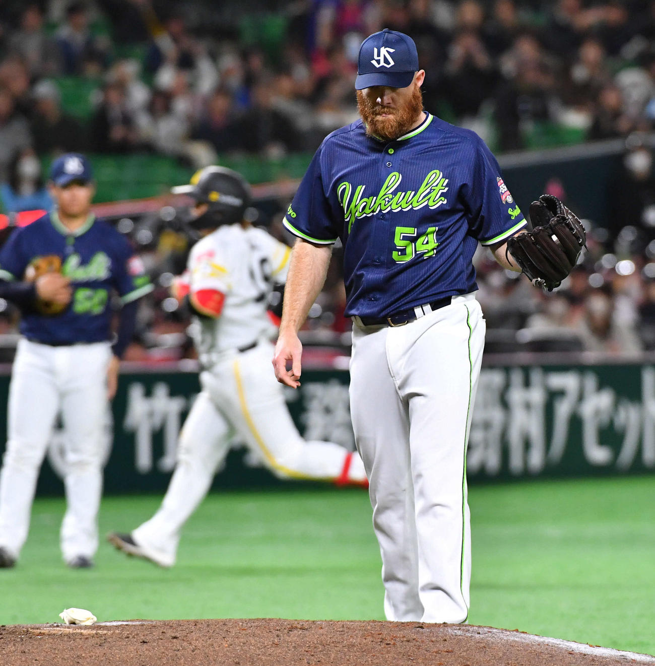 ソフトバンク対ヤクルト　3回裏ソフトバンク無死、甲斐（左から2人目）に左中間へ本塁打を打たれたサイスニード（撮影・岩下翔太）