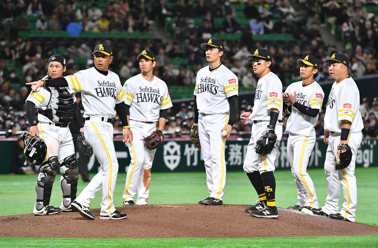 ソフトバンク対ヤクルト　3回表ヤクルト1死二、三塁、和田（中央）の降板を告げ、マウンドへ向かう小久保監督（左から2人目）（撮影・岩下翔太）