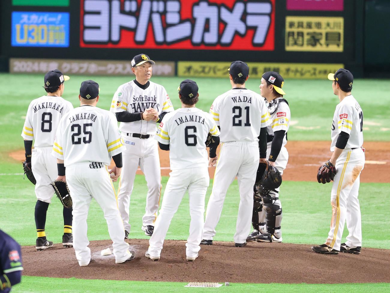 ソフトバンク対ヤクルト　3回途中、小久保監督自らマウンドに向かい和田に交代を告げる（撮影・梅根麻紀）