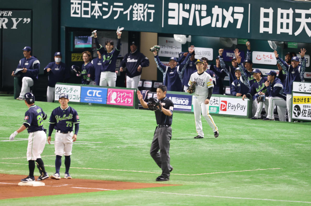 ソフトバンク対ヤクルト　2回表ヤクルト無死、青木に中越え三塁打を浴びた和田（撮影・梅根麻紀）