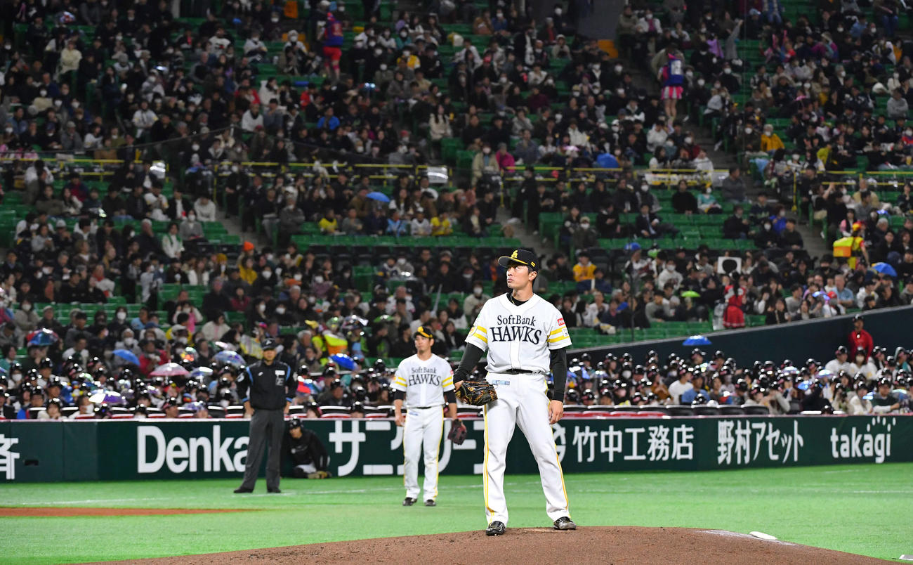 ソフトバンク対ヤクルト　2回表ヤクルト無死三塁、中村の右前適時打で2点目を失い、ヤクルトファンが応援傘を掲げる前で厳しい表情を見せる和田（撮影・岩下翔太）