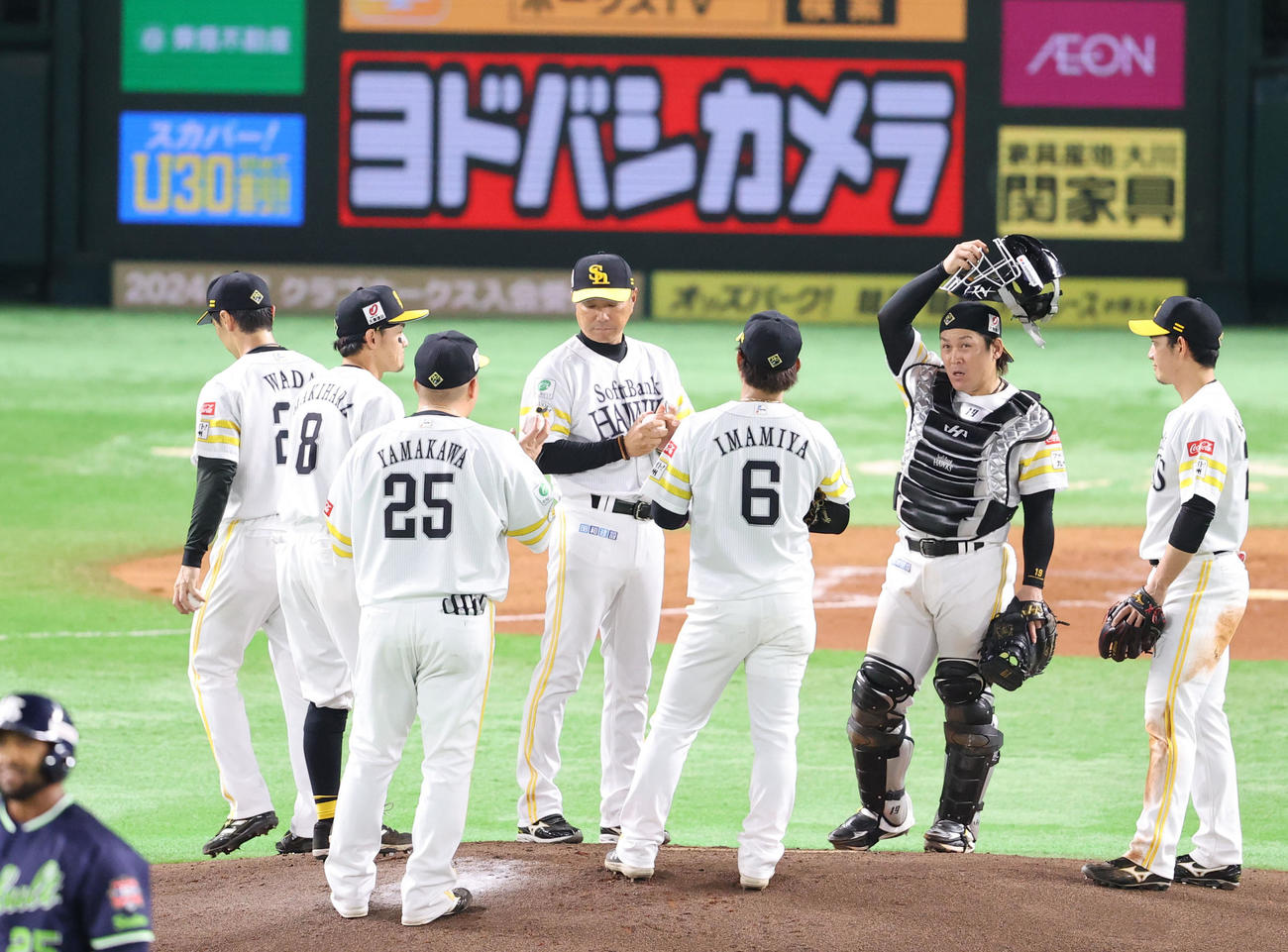 ソフトバンク対ヤクルト　3回途中、小久保監督自らマウンドに向かい和田に交代を告げる（撮影・梅根麻紀）
