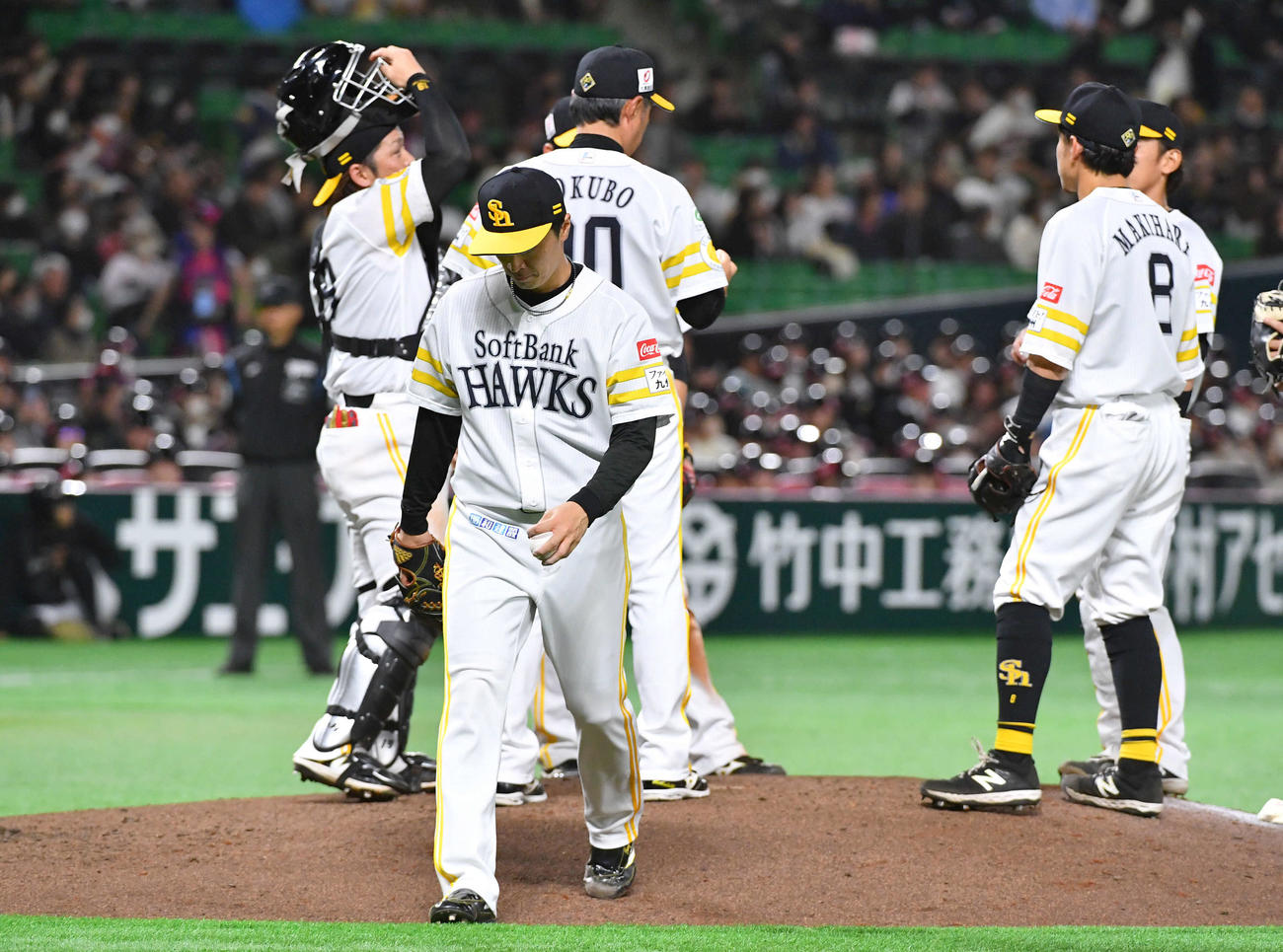 ソフトバンク対ヤクルト　3回表ヤクルト1死二、三塁、降板となり肩を落としてベンチへ戻る和田（撮影・岩下翔太）