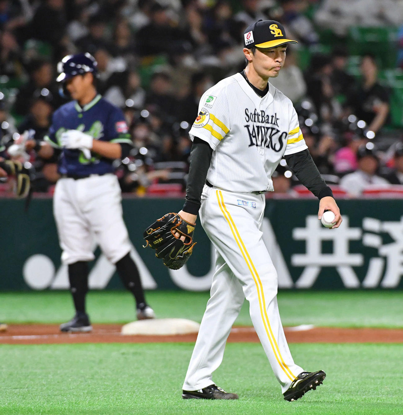 ソフトバンク対ヤクルト　2回表ヤクルト無死、青木（左）に中越え三塁打を打たれ、厳しい表情を見せる和田（撮影・岩下翔太）
