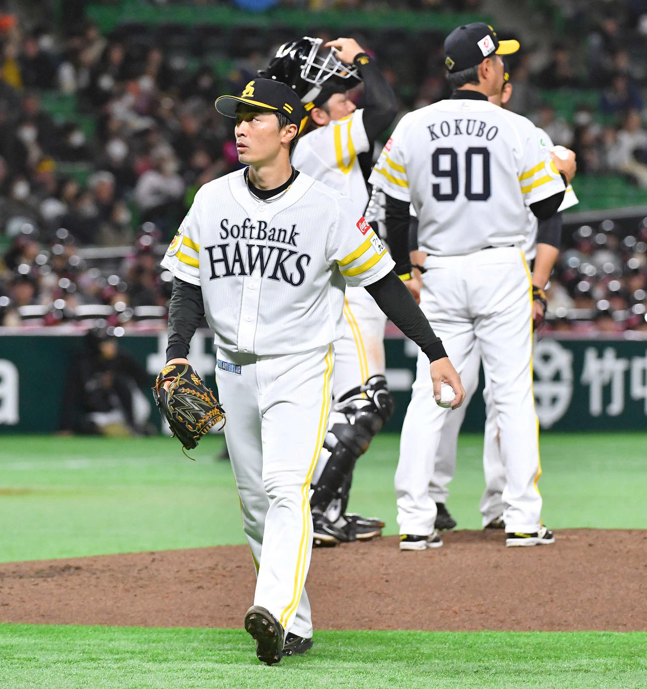 ソフトバンク対ヤクルト　3回表ヤクルト1死二、三塁、降板となり厳しい表情でベンチへ戻る和田（撮影・岩下翔太）
