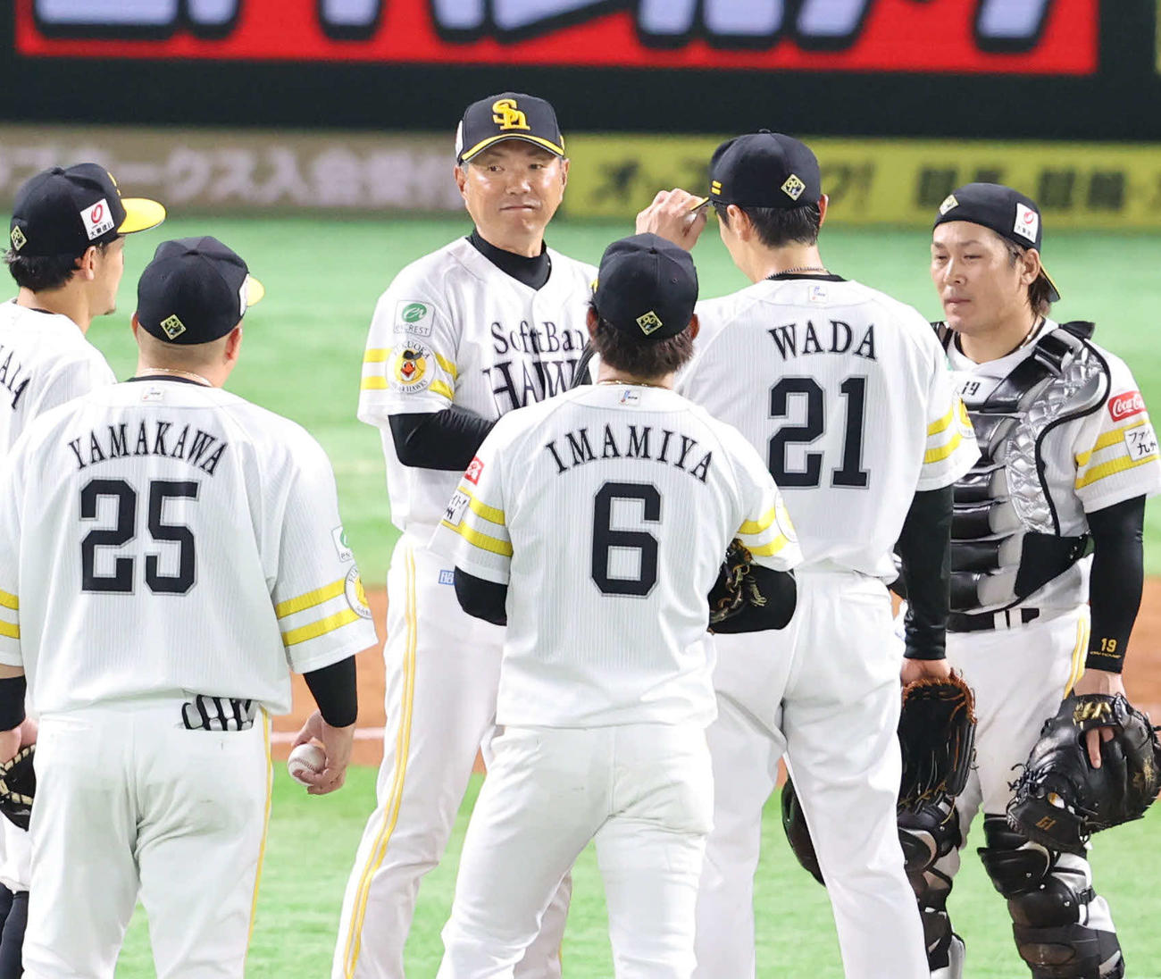 ソフトバンク対ヤクルト　3回途中、小久保監督（左から3人目）自らマウンドに向かい和田に交代を告げる（撮影・梅根麻紀）